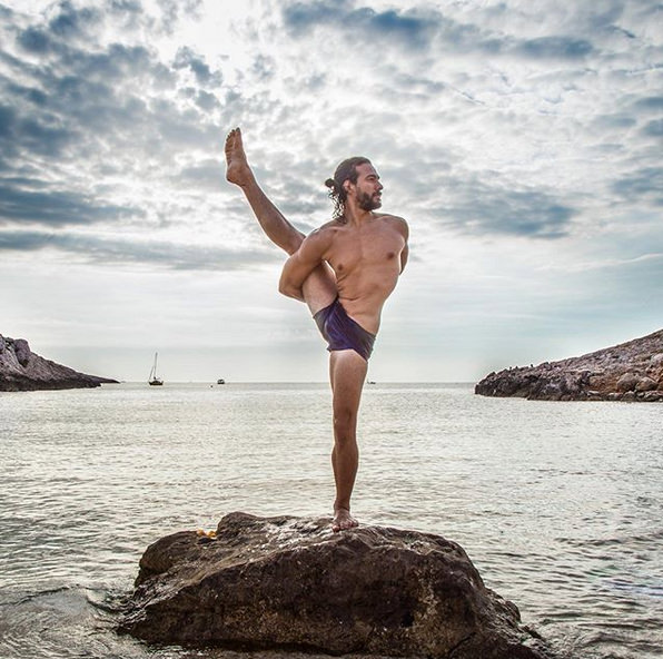 Homme posture yoga mer Ió Allan Baltar