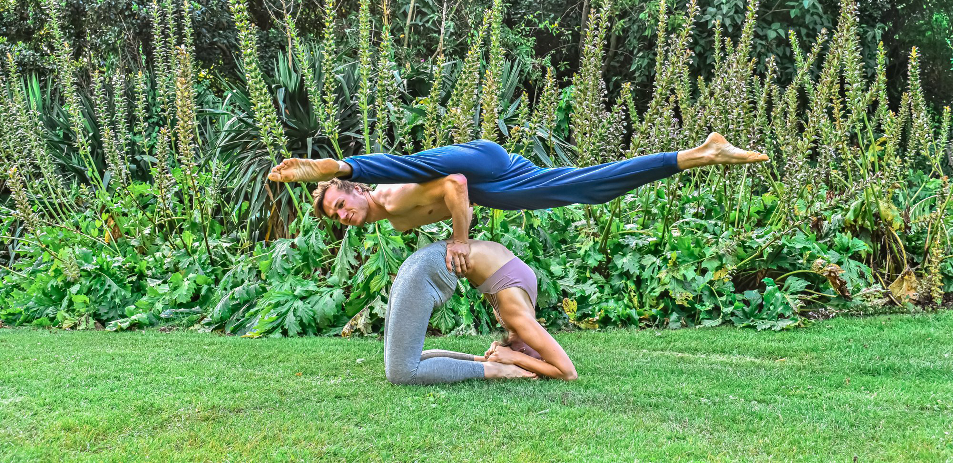 Yoga couple acroyoga Io Marseille